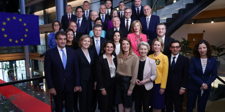 ට්‍රම්ප්ට මුහුණ දීමට යුරෝපා සංගමයත් කඳවුරු බඳී !