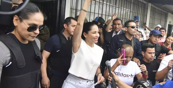 ඉක්වදෝරය යළි වමට කැරකෙයි !