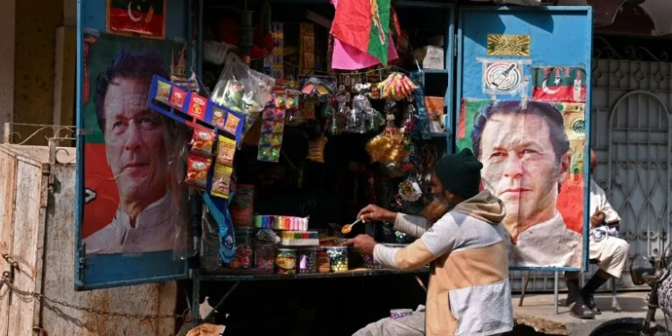 පකිස්ථානයේ ඉම්රාන් ඛාන්ව මැතිවරණයෙන් ඉවත් කරයි !