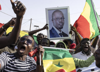 සෙනගාල ජනාධිපති දණ ගසයි! ඔස්මන් සොන්කෝ නිදහස් කිරීමට ද එකඟ වේ!